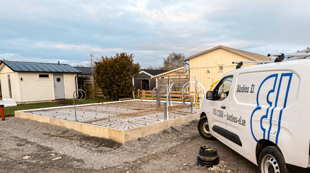 Electrical service vehicle with Bårdens El branding parked near a construction site.
